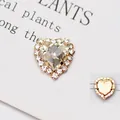 Macro-opname van hartkristallen strassteen met gouden basis en naaigaten voor DIY-werk - Groot / Gouden Basis Wit
