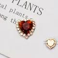 Dettaglio macro di strass in cristallo rosso a cuore con base da cucire dorata - Base Oro Fulvo