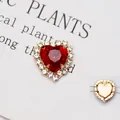 Macro di cristallo rosso a cuore con bordo dorato e dettaglio del retro in metallo - Tono Oro Rosso Rubino