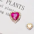 Dettaglio di pietra cuore in cristallo fucsia con doppio halo di strass e base dorata - Base Oro Rosso Rosa