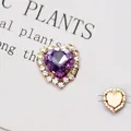 Dettaglio del cristallo di vetro viola a forma di cuore con base in metallo dorato da cucire - Base Oro Viola Cristallo