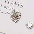 Dettaglio macro dello strass in cristallo a forma di cuore con castone in argento DIY - Argento Bianco