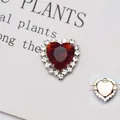 Dettaglio macro di cristallo a cuore rosso con bordo in argento per cucito fai-da-te - Base Argento Fulvo