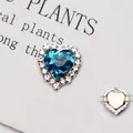 Dettaglio macro del cristallo di vetro blu a forma di cuore con castone in argento per fai da te - Base Argentata Blu Lago