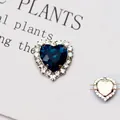 Dettaglio ciondolo a cuore in cristallo blu scuro con bordo in piccoli strass bianchi - Base Argento Blu Pavone