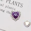 Dettaglio di strass in cristallo viola a forma di cuore con castone e filo metallico sul retro - Base Argento Viola Cristallo