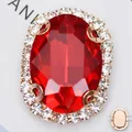 Makro-Detail des ovalen roten Strasssteins mit Roségold-Krallenfassung für DIY-Nähen - Goldfarben Rubinrot