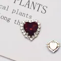 Vista macro di un cristallo a cuore rosso scuro con bordo in strass e base in metallo - Base Argento Viola Medio