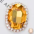 Makroaufnahme von ovalem Bernstein-Glasstein mit Roségold-Basis für DIY-Handwerk - Gold Basis Goldgelb
