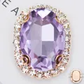 Nahaufnahme ovaler lila Straßstein mit roségoldener Kupferbasis für Hochzeitskleider - Goldbasis Kristallviolett