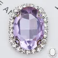 Makro-Detail des ovalen lila Glas-Strasssteins mit silberner Krallenfassung zum Aufnähen - Silberne Basis - Kristallviolett