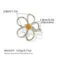 Détail d'une bague marguerite ajustable avec dimensions et diamètre de fleur 2,8 cm - Style fleur à lignes ajourées bicolore (A7-2-250513-3)