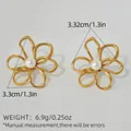 Orecchini a fiore dorato con perla, design minimalista cavo e misura di 3,3 cm - Stile fiore traforato dorato con perla artificiale (E02-3-250515-8)