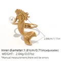 Goldener Meerjungfrau-Ring mit weißer Perle und Schuppentextur auf weißem Grund - Meerjungfrau Perle Offener Ring (A1-5-250619-6) / Gold