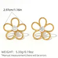Orecchini a margherita dorati traforati con zircone bianco e finitura lucida - Stile Floreale Vuoto Dorato (E03-5-250816-5)