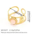 Vergoldeter offener Ring mit rosa Naturstein und Sonnenstrahl-Gravur-Textur - Rosa Cabochon Sonnenstrahl-Stil (BYJZ240622-3)