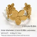 Bague ajustable dorée en acier inoxydable avec cinq fleurs vintage à cinq pétales - Style de Cinq Fleurs Liées (A1-2-250616-4) / Or