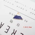 Macro-opname van 1,8x2,4cm Mount Fuji emaille hanger in blauw en wit met gouden rand - Besneeuwde berg
