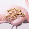 Dettaglio ravvicinato di un ciondolo in lega dorata a forma di corallo per gioielli DIY - Oro Sinistra