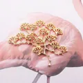 Dettaglio di un ciondolo dorato a forma di ramo per la creazione di accessori per capelli - Oro Destra