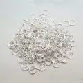 Dettaglio di anellini aperti in metallo argento per creazione di gioielli fai-da-te - 0.7x4mm / 100g / circa 2600 pezzi / Argento