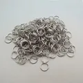 Vista macro di anellini aperti doppi in metallo argento per creazione di gioielli fai-da-te - 0.7x4mm / 100g / circa 2600 pezzi / Bianco K/Argento