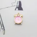 Detail eines rosa Wecker-Anhängers mit Goldlegierung und Aufhängering für DIY-Schmuck - Rosa