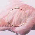 Primer plano de aros dorados de metal para la creación de joyería artesanal DIY - Grande (4cm) / Dorado
