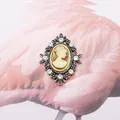 Broche camée vintage argent antique avec relief jaune et strass étincelants - Jaune