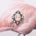 Broche camée vintage rose et blanche avec bordure en strass et fini argent - Rose