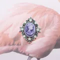 Broche relief argent antique avec camée ovale violet et décoration de strass blancs - Violet