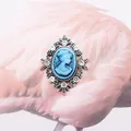 Broche camée bleue vintage avec cadre argenté et strass blancs étincelants - Bleu