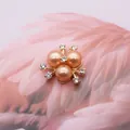Blumenanhänger mit drei rosa Perlen und sieben weißen Strasssteinen in Goldfassung - #7 Tiefer Champagner