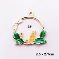 Detail eines 2,5x2,7 cm großen goldenen Hasenkranz-Anhängers mit grünen Blättern - Karotten Girlande