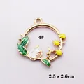 Detailansicht des Katzen- und Blumen-Emaille-Anhängers mit 2,5 x 2,6 cm Abmessungen - Eichhörnchen Girlande