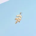Makro-Detail des goldenen Metallblatt-Anhängers mit Ösen für DIY-Schmuckherstellung - Goldener Fünf-Blatt-Anhänger (AF-047#)
