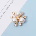 Eleganter Goldlegierung-Herzblumen-Accessoire mit drei Perlen und funkelnden Steinen - Gold