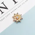 Funkelndes schneeflockenförmiges Blumen-Accessoire mit Goldbasis und Kristallen - Zirkonia Stil / Gold