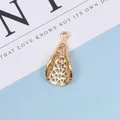 Detailansicht eines hohlen Blattanhängers aus Goldlegierung mit Netzmuster für DIY-Schmuck - Maschengitter Wassertropfen Stil (AF-051#)