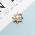 Goldenes Schneeflocken-Accessoire mit Perle und funkelnden Strass-Blütenblättern - Perlenstil / Gold