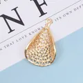 Nahaufnahme von goldenem Hohlanhänger in Tropfenform mit feinem Netzmuster für DIY-Schmuck - Hohl Wassertropfen Stil (AF-050#)