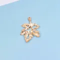Vue détaillée d'un pendentif feuille dorée avec texture naturelle et trou de suspension - Forme de Feuille d'Érable (AF-042#)