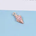 Detailaufnahme eines rosa Emaille-Muschel-Anhängers mit goldenem Metallrahmen für DIY-Schmuck - Rosa