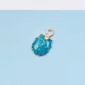 Detail eines muschelförmigen Anhängers mit tiefblauem Emaille und Goldglitzer für DIY-Schmuck - Blau