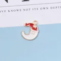 Dettaglio del ciondolo a luna natalizia con cappello rosso per creazione gioielli DIY - Forma di Luna con Babbo Natale (AF-162#-18)