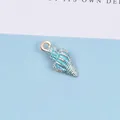 Nahaufnahme von hellblauem Emaille-Muschel-Anhänger für DIY-Schmuck mit goldfarbenen Linien - Blau