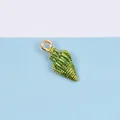 Detailansicht eines grünen Muschel-Anhängers mit Goldöse für DIY-Schmuck und Basteln - Grün