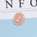 Vintage-Cameo-Anhänger in Rosa mit Porträtgravur und weißer Perlenumrandung im Detail - Rosa