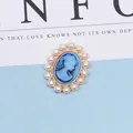 Pendentif camée bleu vintage avec base en métal doré et bordure en perles blanches - Bleu