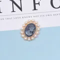 Antiker Cameo-Anhänger mit Reliefporträt und weißem Perlenrand auf goldener Legierung - Grau